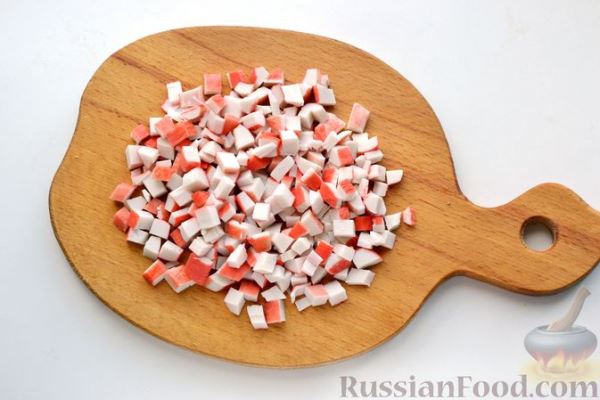 Салат с крабовыми палочками, плавленым сыром, яйцами и зелёным луком
