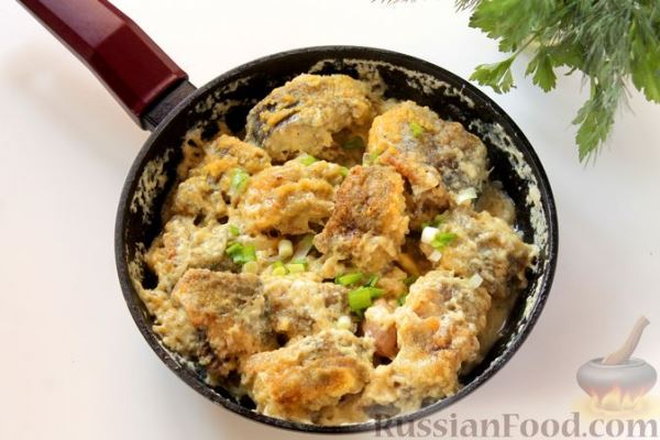 Минтай, тушенный с луком в молоке