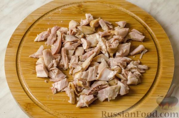 Пряный куриный суп с морковной лапшой