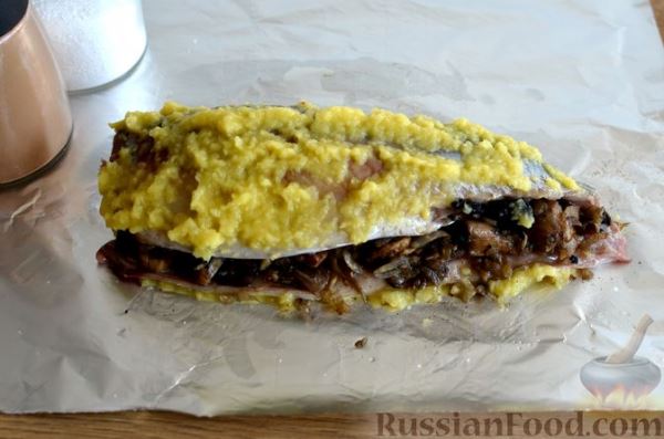 Скумбрия, запечённая с сельдереем и грибами (в фольге)