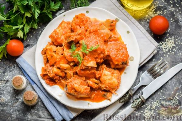 Рыба, тушенная в томатном соусе с грибами