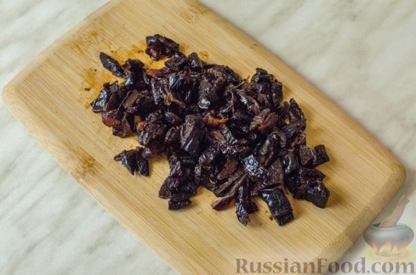 Дрожжевые пирожки-рулетики с мясом и черносливом