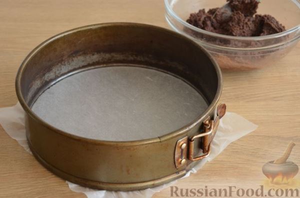 Муссовый шоколадно-творожный торт с печеньем и глазурью (без выпечки)