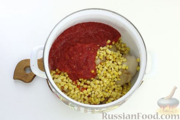 Острый куриный суп с кукурузой, помидорами и соком лайма