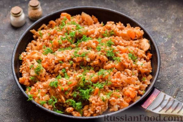 Тушёная капуста с курицей и гречкой (на сковороде)