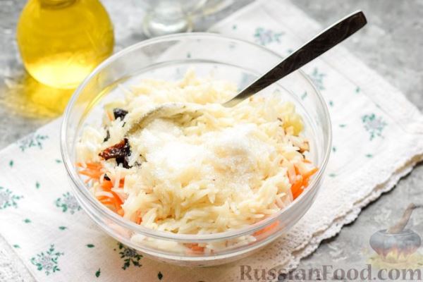 Салат с капустой, рисом, морковью, черносливом и орехами