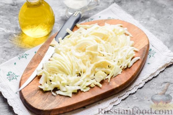 Салат с капустой, рисом, морковью, черносливом и орехами