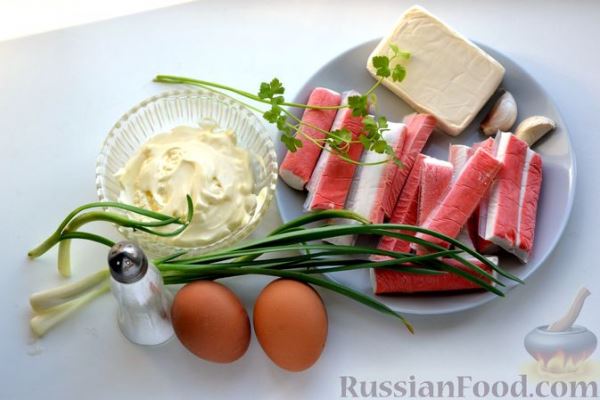 Салат с крабовыми палочками, плавленым сыром, яйцами и зелёным луком