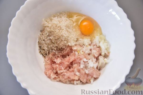 Тефтели с рисом, тушенные с морковью