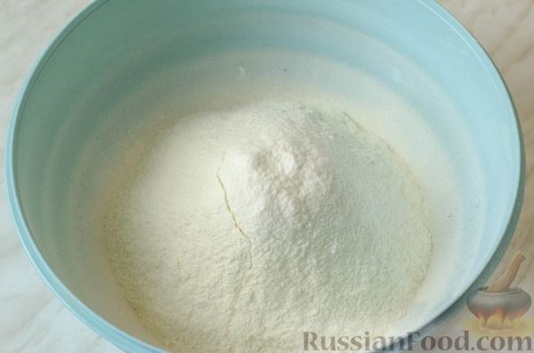 Дрожжевые пирожки-рулетики с мясом и черносливом