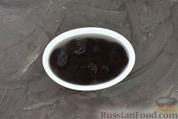 Салат с говядиной, картофелем, черносливом и яйцами