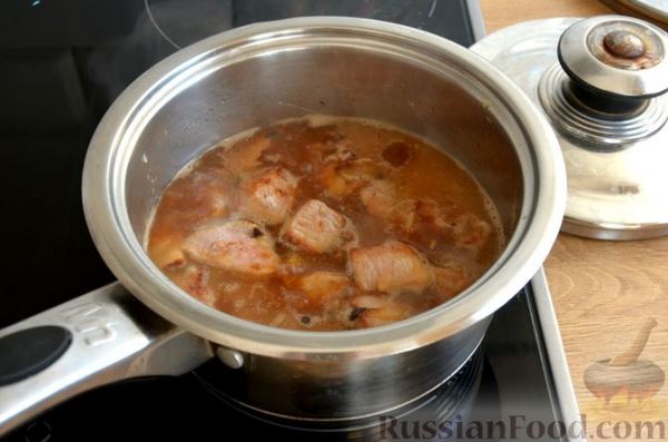 Говядина, тушенная с яблоками