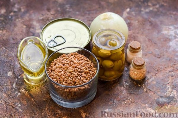 Гречка с консервированным тунцом и оливками