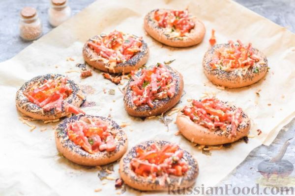 Сушки, запечённые с ветчиной, перцем и сыром