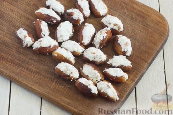 Финики, фаршированные творогом, грецкими орехами и кокосовой стружкой