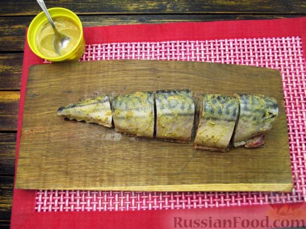 Запечённая скумбрия с апельсинами, на овощной подушке