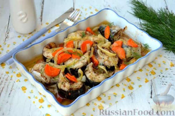 Скумбрия, запечённая с морковью и луком (в рукаве)