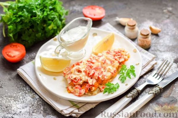Минтай, запечённый под "шубкой" из крабовых палочек, моркови и сыра
