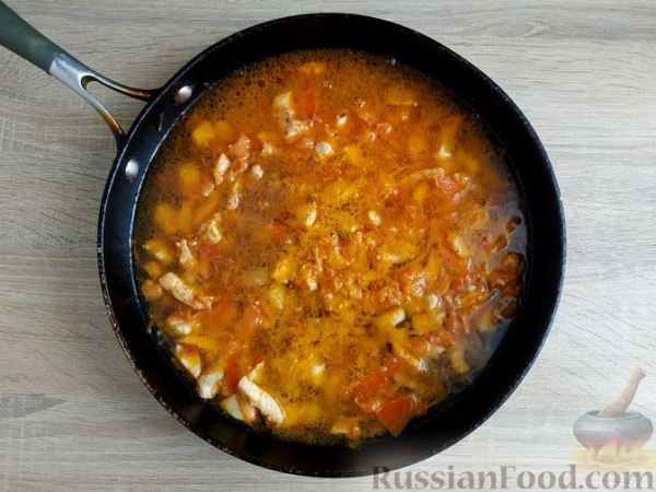 Кускус с курицей и овощами, на сковороде