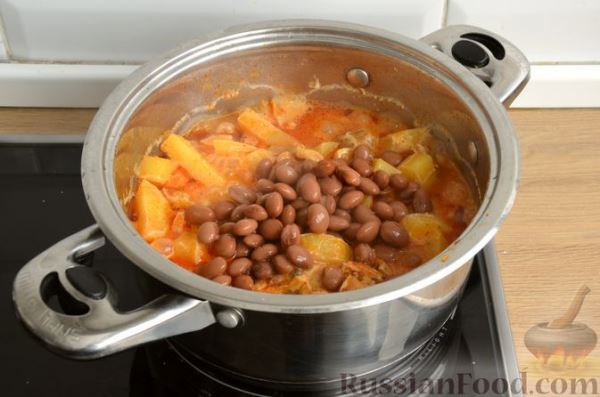 Картошка, тушенная с курицей и консервированной фасолью
