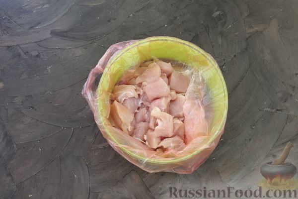 Тушёная картошка с курицей и сельдереем