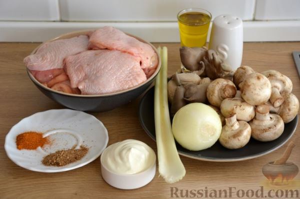 Куриные бёдра, тушенные в сметанно-грибном соусе