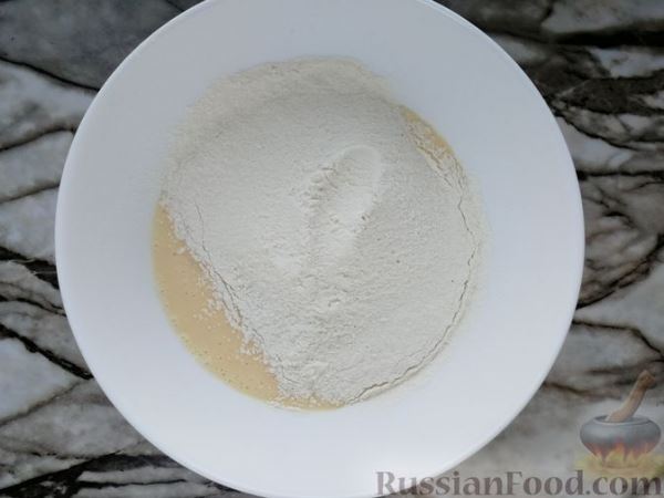 Закусочные маффины с маринованными огурцами, отварными яйцами и сыром