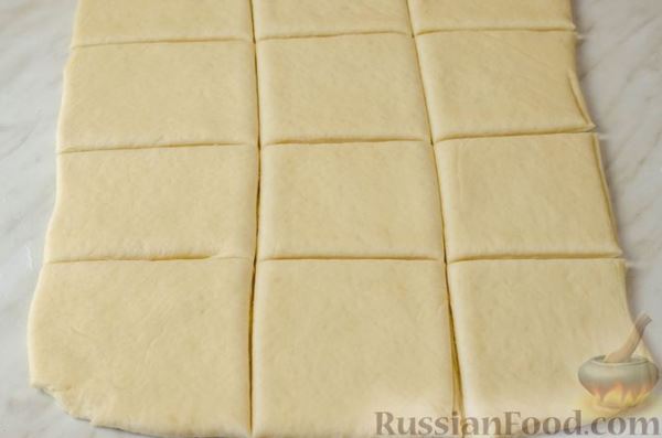 Дрожжевые пирожки с горохом и грибами (в духовке)
