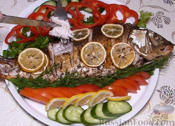 Карп, запечённый с морковью, луком и маринованными огурцами
