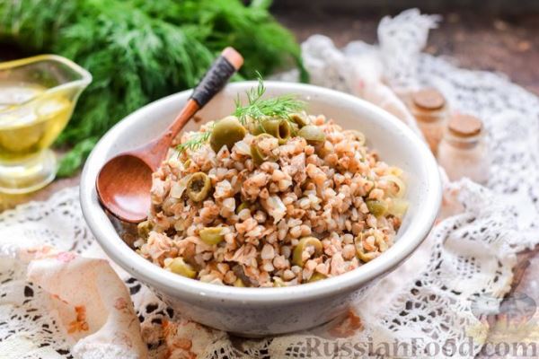 Гречка с консервированным тунцом и оливками