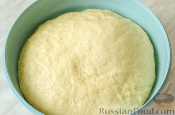 Дрожжевые пирожки-рулетики с мясом и черносливом