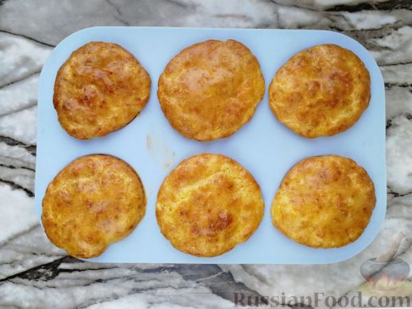 Закусочные маффины с маринованными огурцами, отварными яйцами и сыром