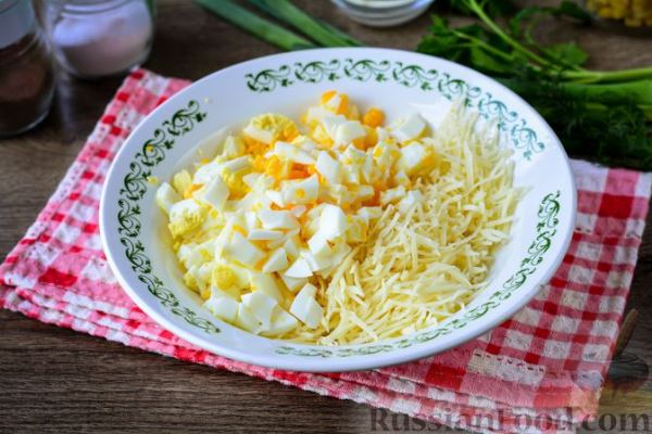 Салат с кукурузой, сыром, яйцами и чесноком