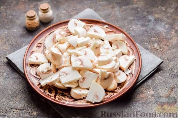 Рыба, тушенная в томатном соусе с грибами