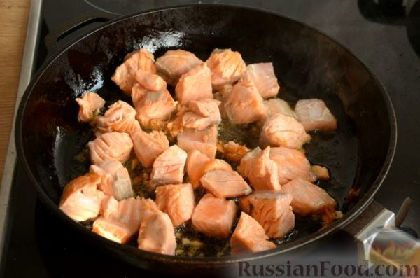 Сёмга, тушенная в томатном соусе с пивом и имбирём