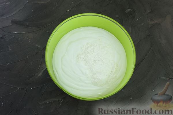 Жареный карась в сметанном соусе с грибами