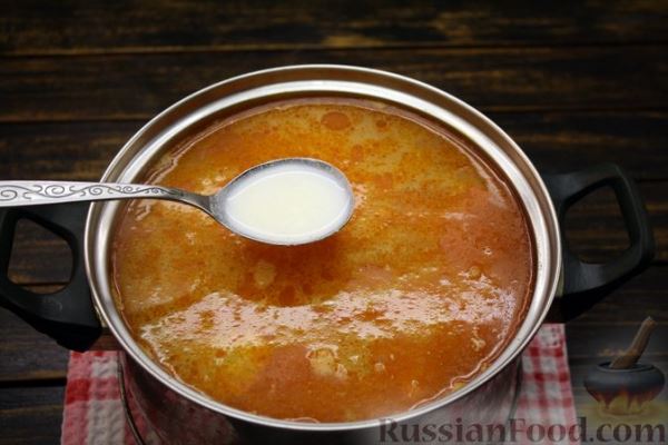 Рыбный суп с рисом, консервированными помидорами  и сливками