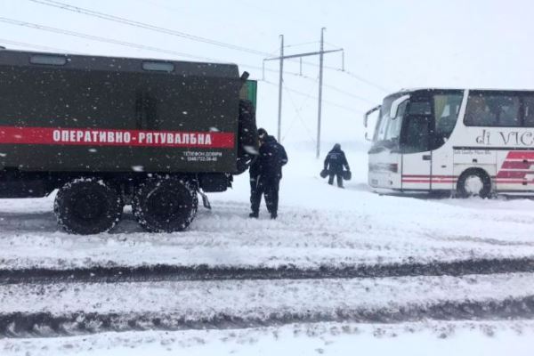 Погодные условия создали сложности на дорогах Украины