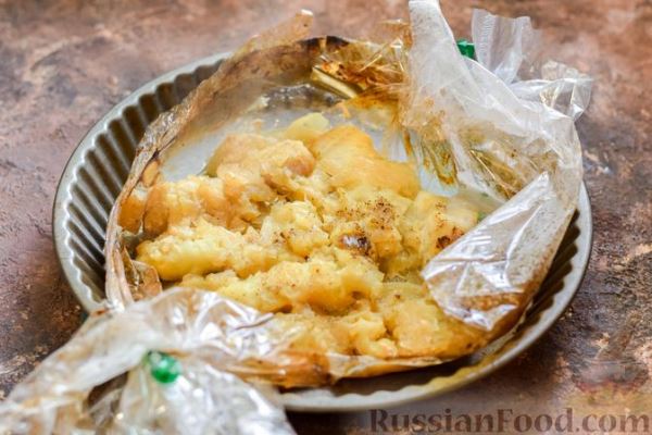 Минтай, запечённый с луком (в рукаве)