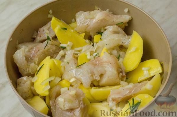 Треска, запечённая с картофелем и розмарином