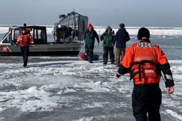 Во время сильного ветра на озере Мичиган на льдине унесло более 60 рыбаков 