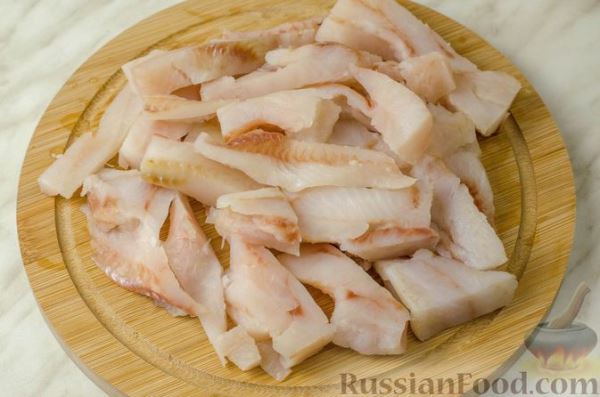 Рыба в сметане с солёными огурцами (на сковороде)