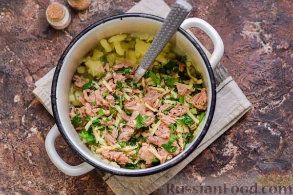 Картофельные котлеты с консервированным тунцом, сыром и зеленью