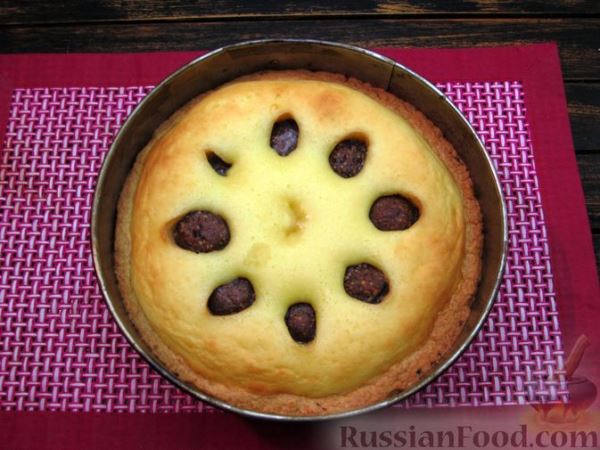 Песочный пирог с начинкой из чернослива с орехами и сметанно-яичной заливкой