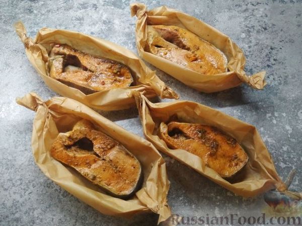 Стейки кеты, запечённые с помидорами и сыром