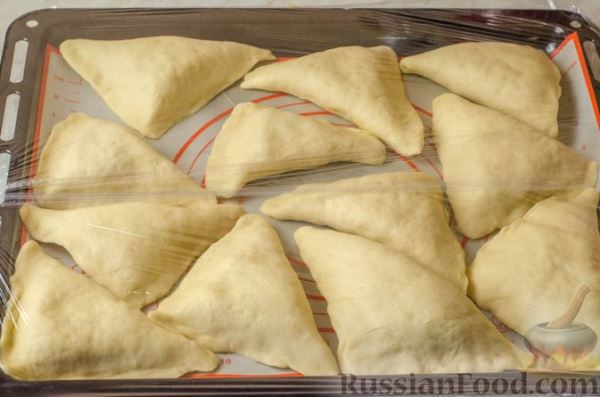 Дрожжевые пирожки с горохом и грибами (в духовке)