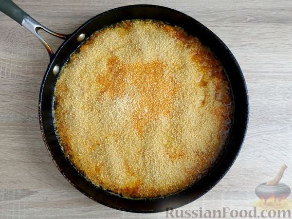 Кускус с курицей и овощами, на сковороде