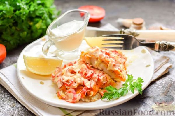 Минтай, запечённый под "шубкой" из крабовых палочек, моркови и сыра