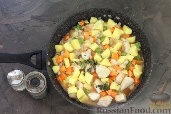 Тушёная картошка с курицей и сельдереем