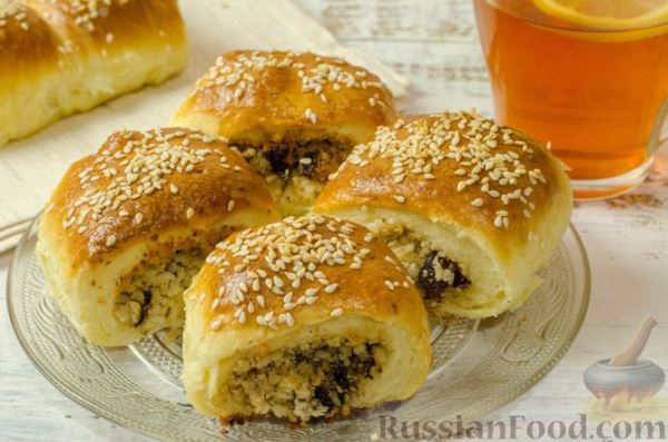 Дрожжевые пирожки-рулетики с мясом и черносливом